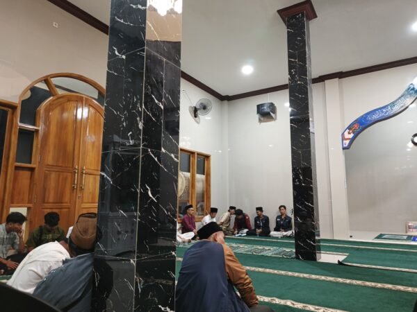 Perkuat Toleransi dan Ukhuwah, Mahasiswa KKN UNUGHA Gelar Pengajian "Membangun Nilai Keberagaman Melalui Masjid" di Masjid Al Munawaroh