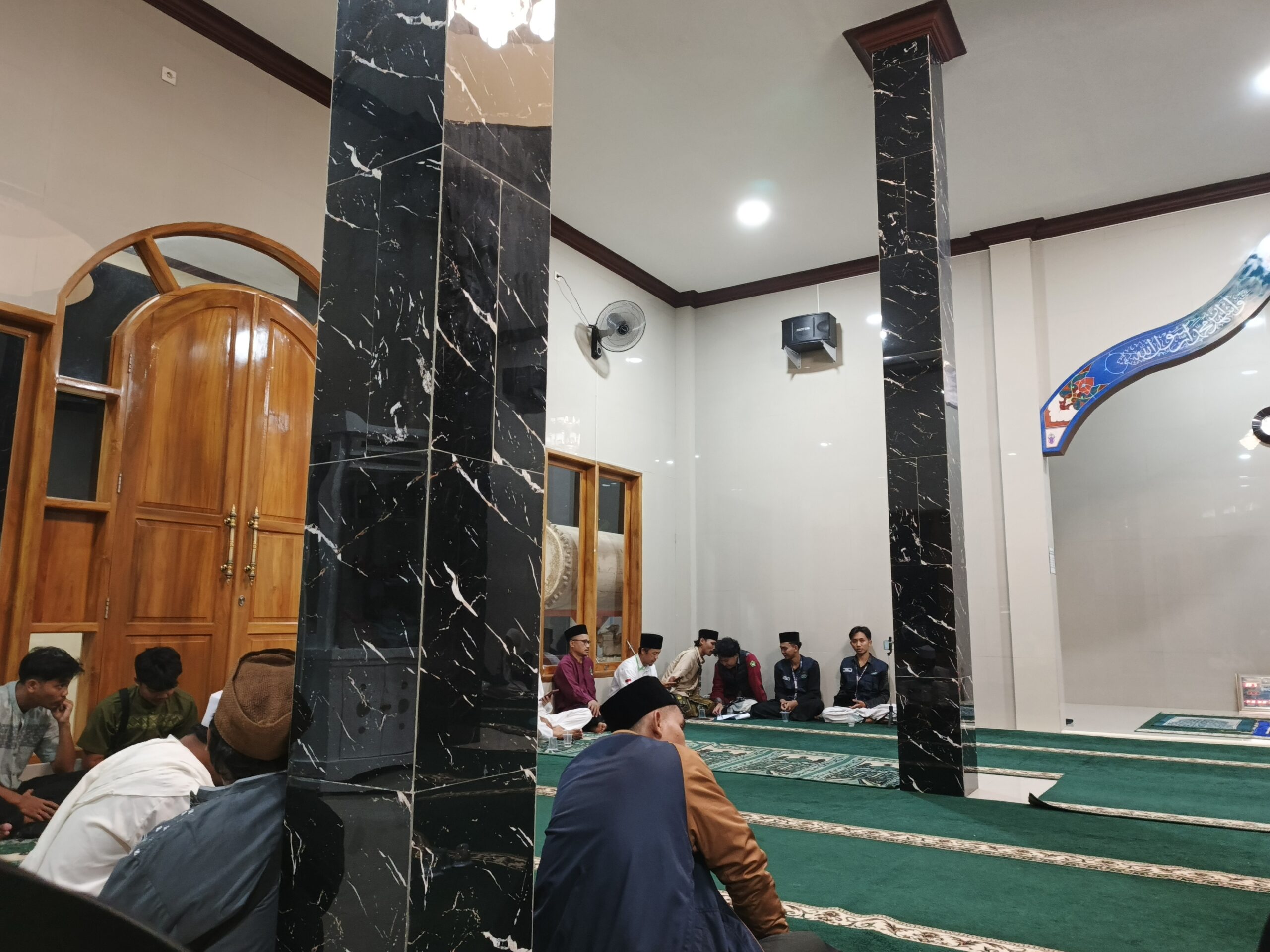 Perkuat Toleransi dan Ukhuwah, Mahasiswa KKN UNUGHA Gelar Pengajian "Membangun Nilai Keberagaman Melalui Masjid" di Masjid Al Munawaroh Perkuat Toleransi dan Ukhuwah, Mahasiswa KKN UNUGHA Gelar Pengajian "Membangun Nilai Keberagaman Melalui Masjid" di Masjid Al Munawaroh